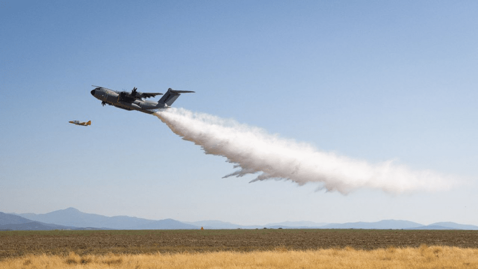 L'A400M est capable de larguer jusqu'à 20 tonnes d'eau en moins de 10 secondes.